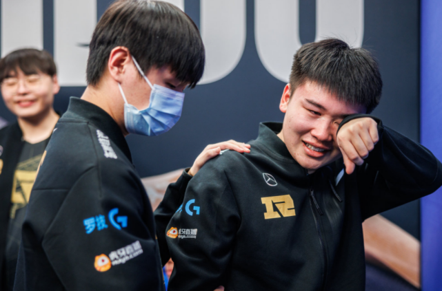 乐鱼官网-包含双方对决呈现白热化态势，胜负难分令人屏息的词条